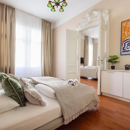 Art House Bold Luxe 3br Grand Views By Danube Lejlighed *