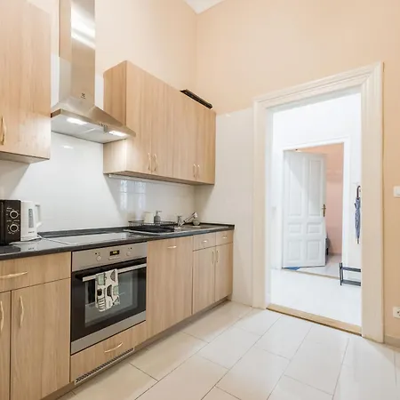 Art House Bold Luxe 3br Grand Views By Danube