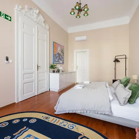 Art House Bold Luxe 3br Grand Views By Danube *