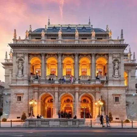 Art House Bold Luxe 3br Grand Views By Danube Budapest