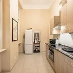 Art House Bold Luxe 3br Grand Views By Danube Apartament