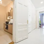 Art House Bold Luxe 3br Grand Views By Danube Apartament