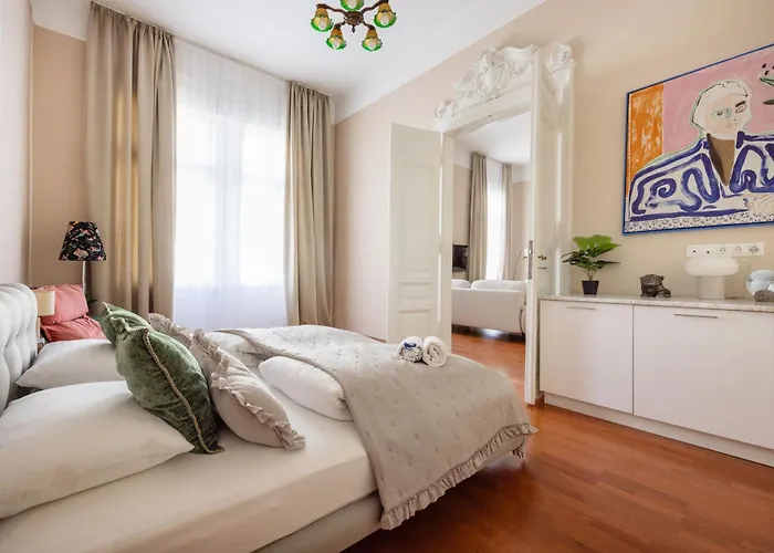 Art House Bold Luxe 3br Grand Views By Danube Appartamento *
