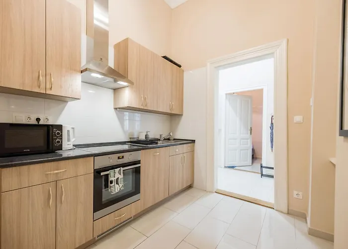 Art House Bold Luxe 3br Grand Views By Danube