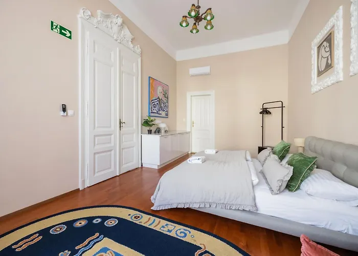 Art House Bold Luxe 3br Grand Views By Danube *